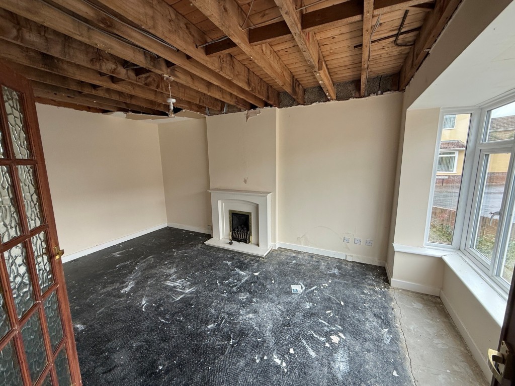 Lot: 114 - THREE-BEDROOM HOUSE FOR IMPROVEMENT AND REPAIR - Living room with bay window and ceiling down